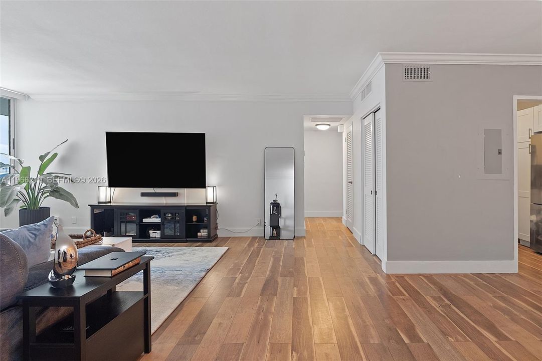 For Sale: $434,000 (1 beds, 1 baths, 970 Square Feet)