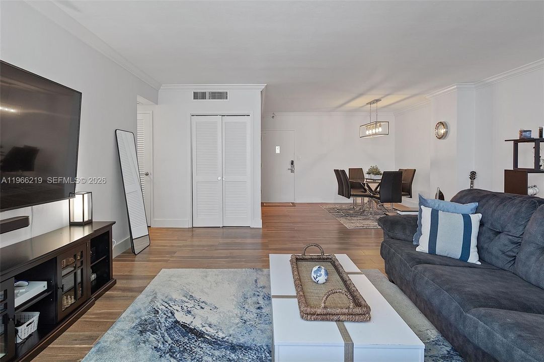For Sale: $434,000 (1 beds, 1 baths, 970 Square Feet)