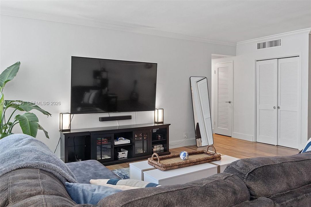 For Sale: $434,000 (1 beds, 1 baths, 970 Square Feet)
