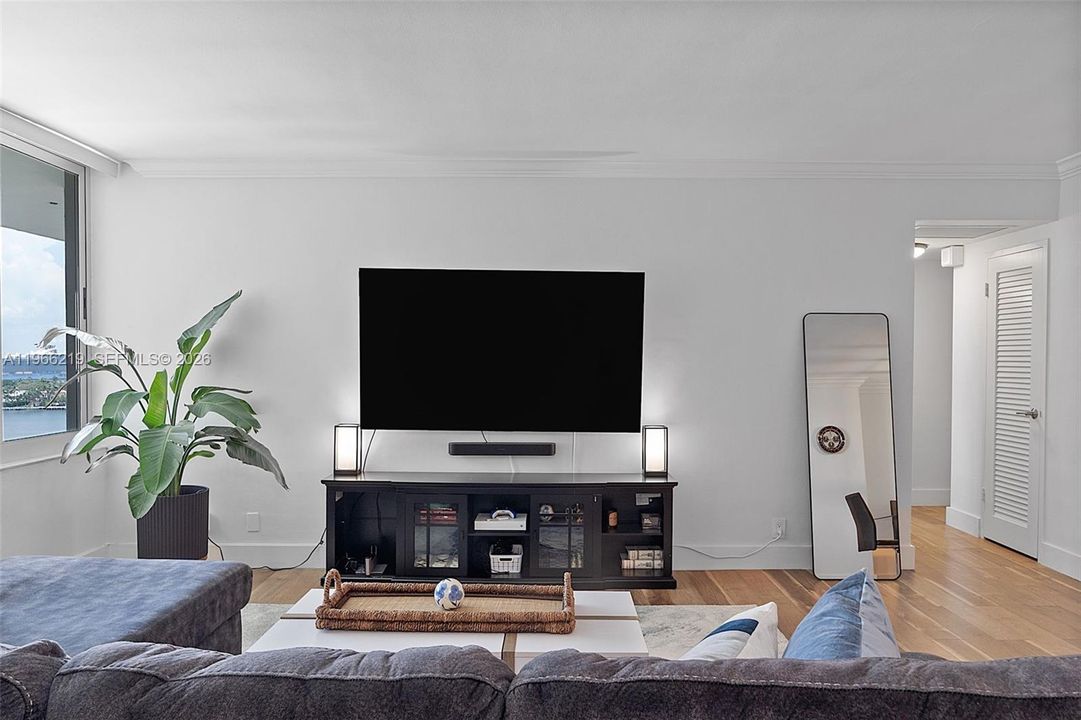 For Sale: $434,000 (1 beds, 1 baths, 970 Square Feet)