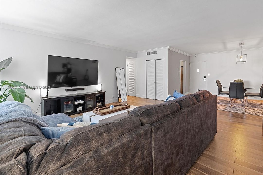 For Sale: $434,000 (1 beds, 1 baths, 970 Square Feet)