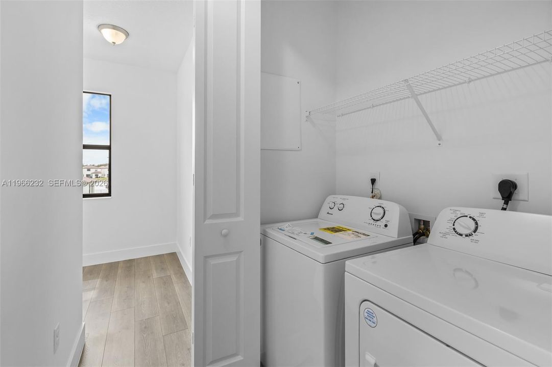 En Venta: $400,000 (3 camas, 2 baños, 1921 Pies cuadrados)