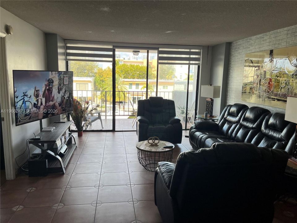 For Sale: $200,000 (2 beds, 2 baths, 1110 Square Feet)