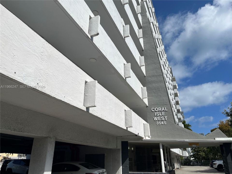 For Sale: $200,000 (2 beds, 2 baths, 1110 Square Feet)