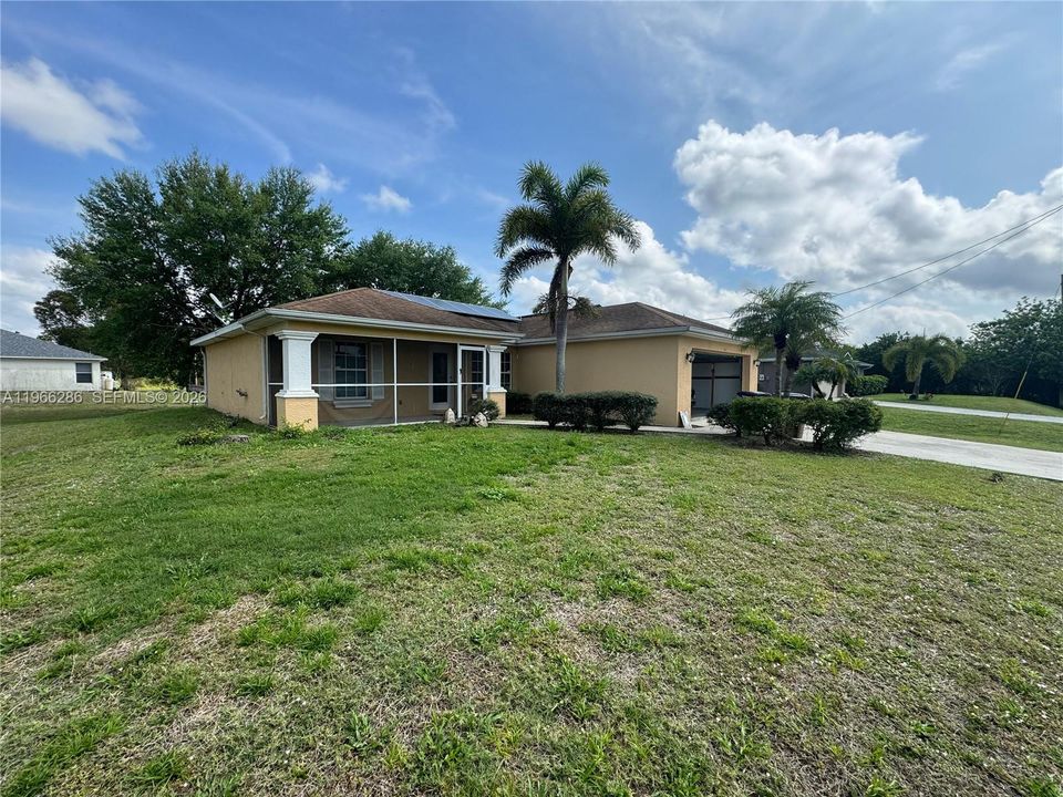 For Rent: $2,100 (3 beds, 2 baths, 1408 Square Feet)