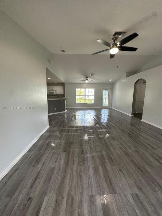 For Rent: $2,100 (3 beds, 2 baths, 1408 Square Feet)