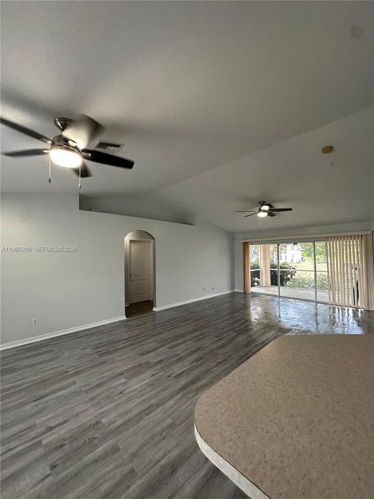 For Rent: $2,100 (3 beds, 2 baths, 1408 Square Feet)