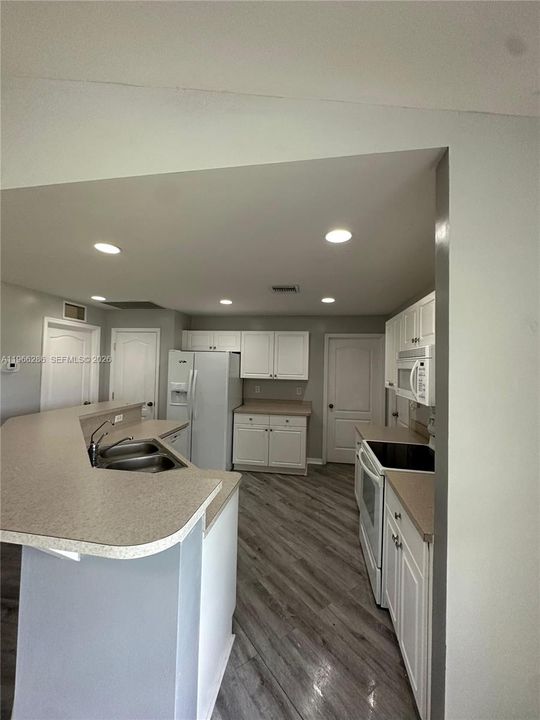 For Rent: $2,100 (3 beds, 2 baths, 1408 Square Feet)