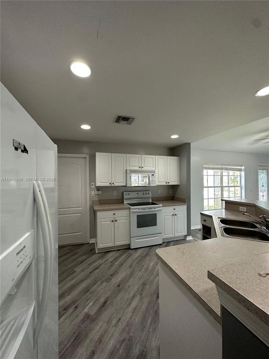 For Rent: $2,100 (3 beds, 2 baths, 1408 Square Feet)