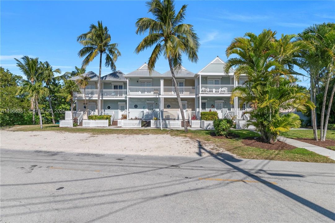 En Venta: $635,000 (2 camas, 2 baños, 900 Pies cuadrados)