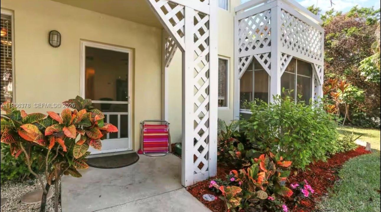 PRIVATE GROUND FLOOR ENTRY