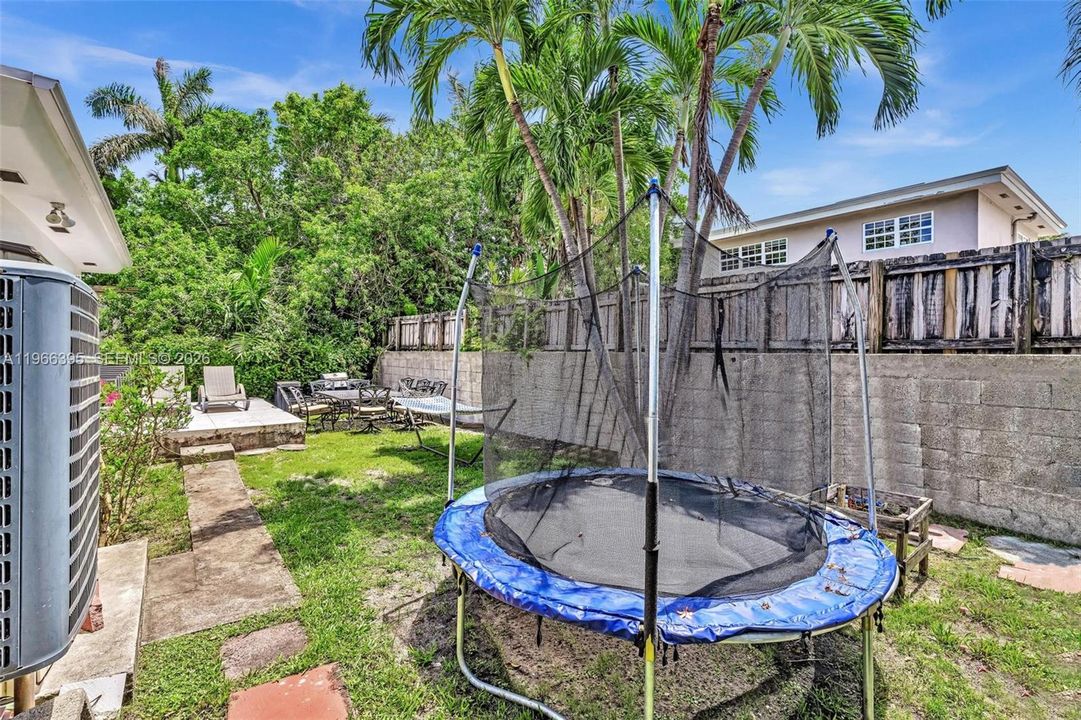 For Sale: $1,750,000 (2 beds, 2 baths, 1920 Square Feet)