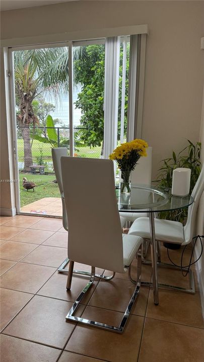 待售: $329,000 (2 贝兹, 2 浴室, 967 平方英尺)