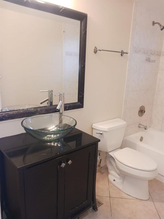 На продажу: $199,000 (2 спален, 1 ванн, 830 Квадратных фут)