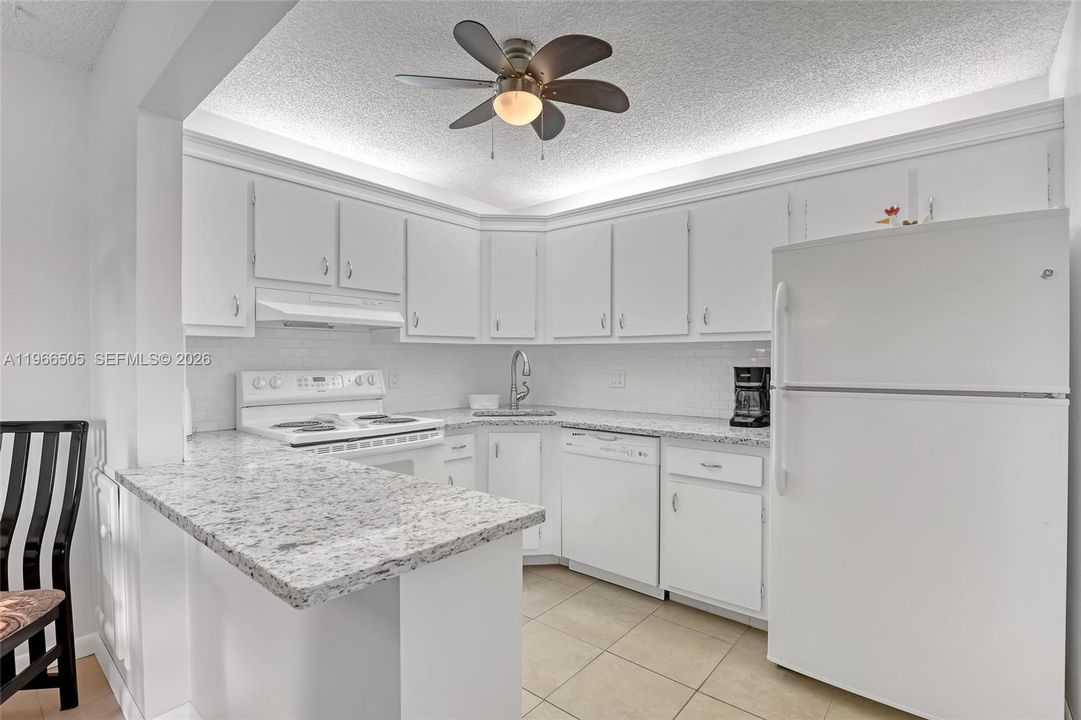 На продажу: $145,000 (2 спален, 1 ванн, 935 Квадратных фут)