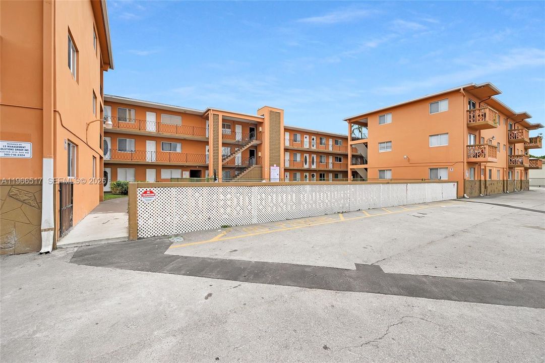 Под контрактом: $210,000 (2 спален, 1 ванн, 646 Квадратных фут)