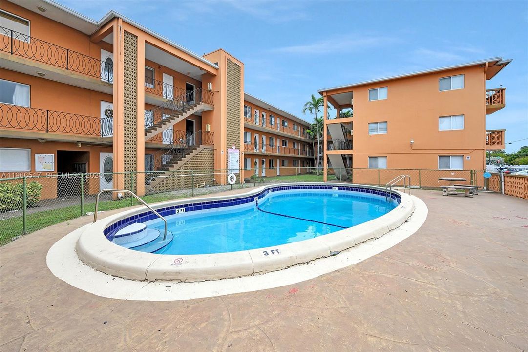 Под контрактом: $210,000 (2 спален, 1 ванн, 646 Квадратных фут)