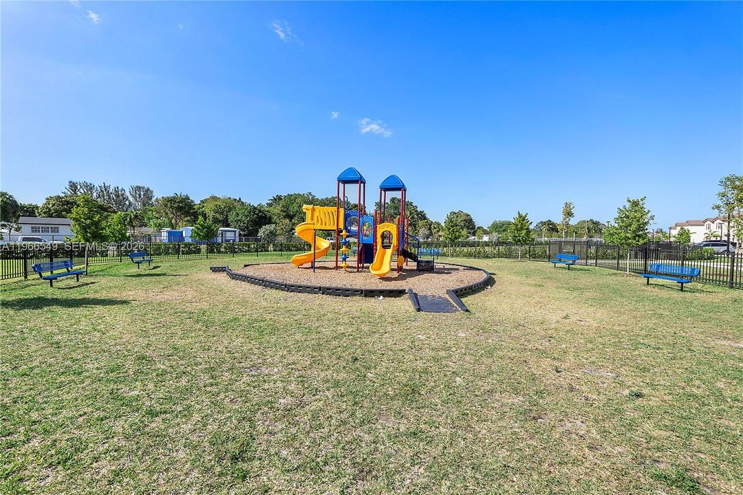 На продажу: $539,900 (3 спален, 2 ванн, 1827 Квадратных фут)
