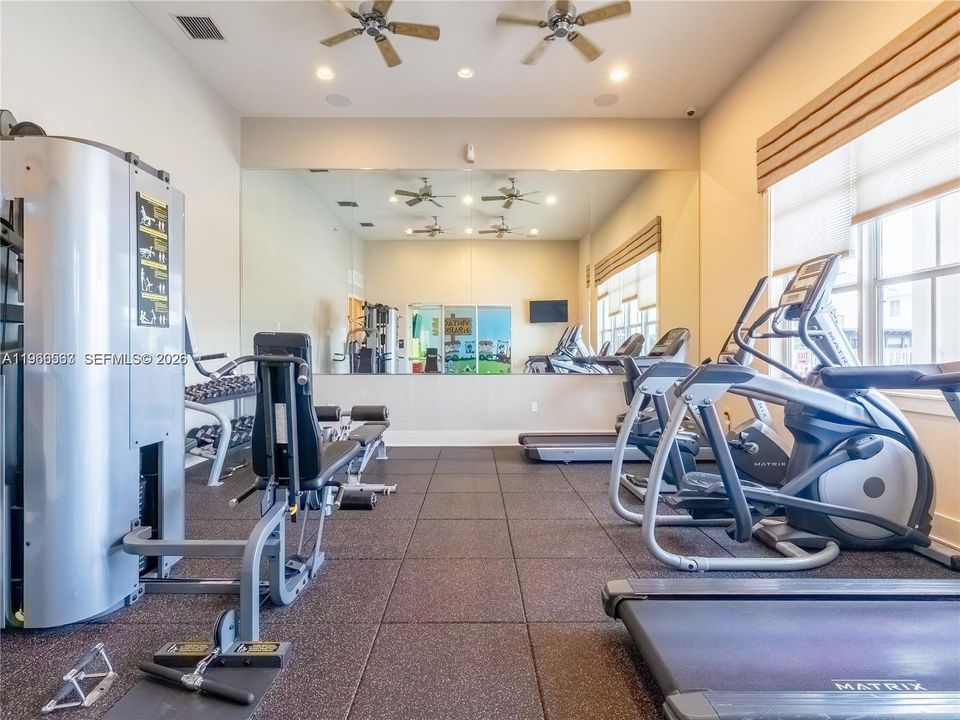 Activo con contrato: $6,500 (4 camas, 4 baños, 2878 Pies cuadrados)