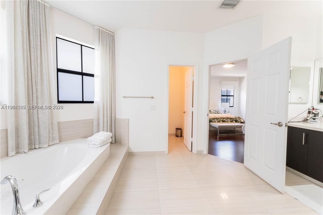 Activo con contrato: $6,500 (4 camas, 4 baños, 2878 Pies cuadrados)