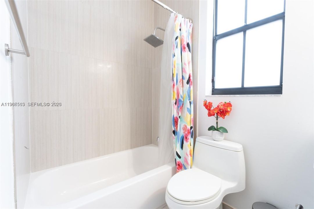 Activo con contrato: $6,500 (4 camas, 4 baños, 2878 Pies cuadrados)