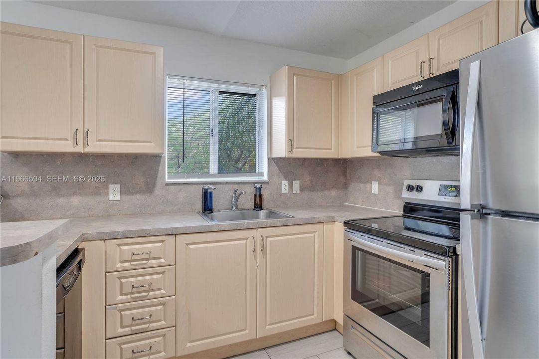 На продажу: $255,900 (3 спален, 2 ванн, 1092 Квадратных фут)