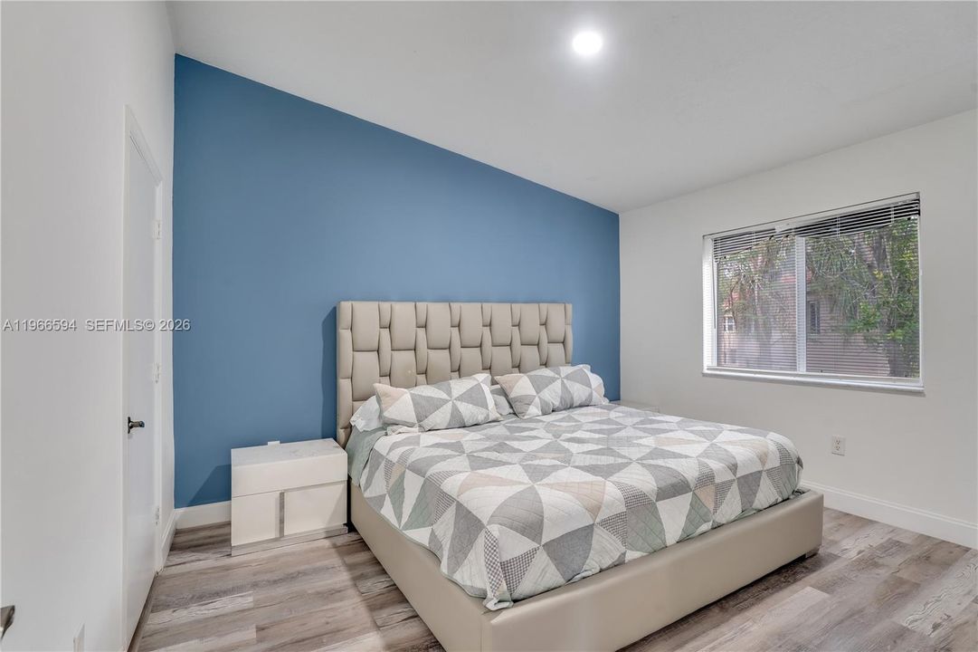 На продажу: $255,900 (3 спален, 2 ванн, 1092 Квадратных фут)