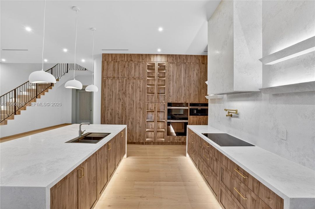 Recently Sold: $5,250,000 (6 beds, 6 baths, 4455 Square Feet)