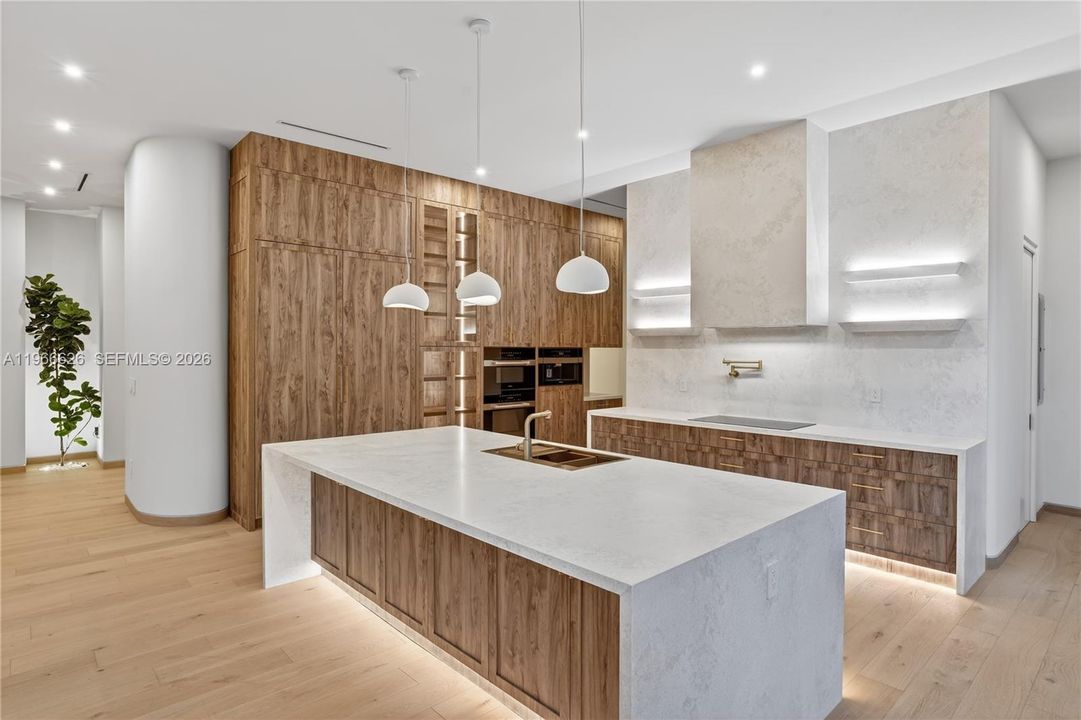 Recently Sold: $5,250,000 (6 beds, 6 baths, 4455 Square Feet)
