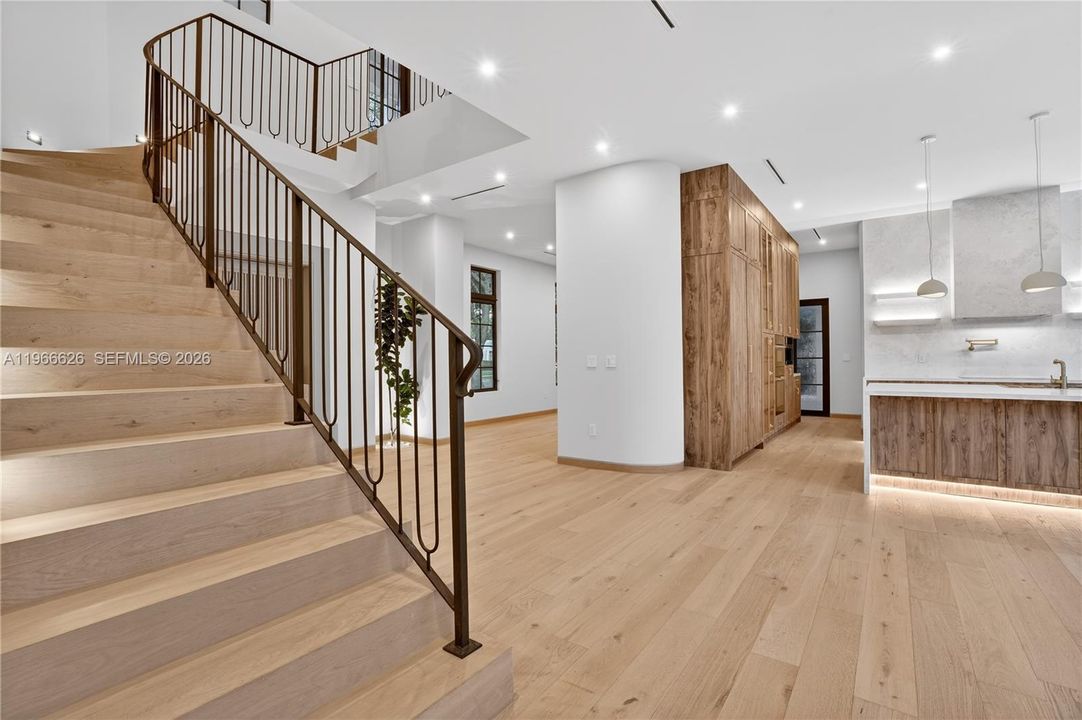 Recently Sold: $5,250,000 (6 beds, 6 baths, 4455 Square Feet)