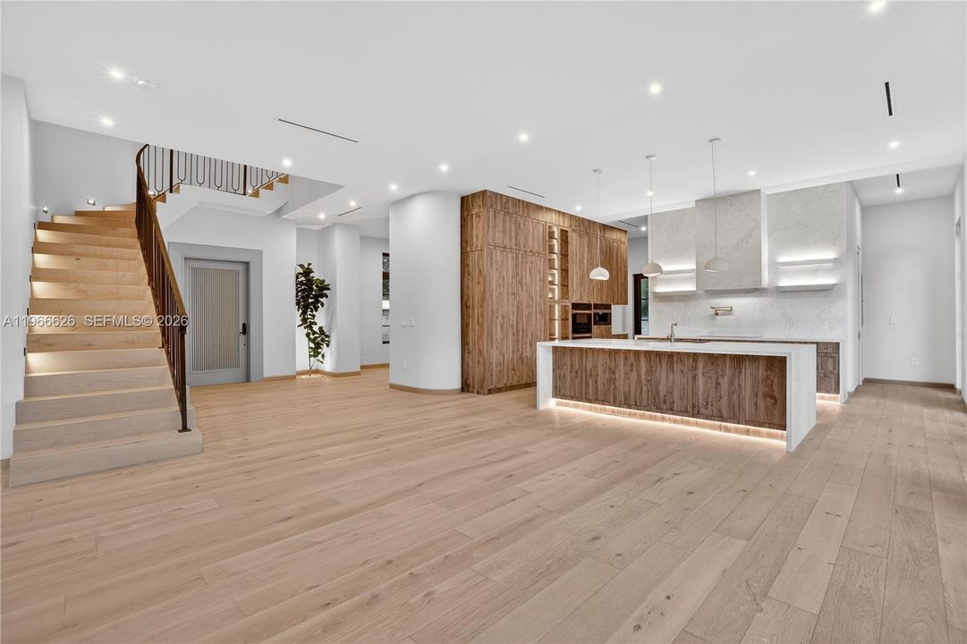 Recently Sold: $5,250,000 (6 beds, 6 baths, 4455 Square Feet)