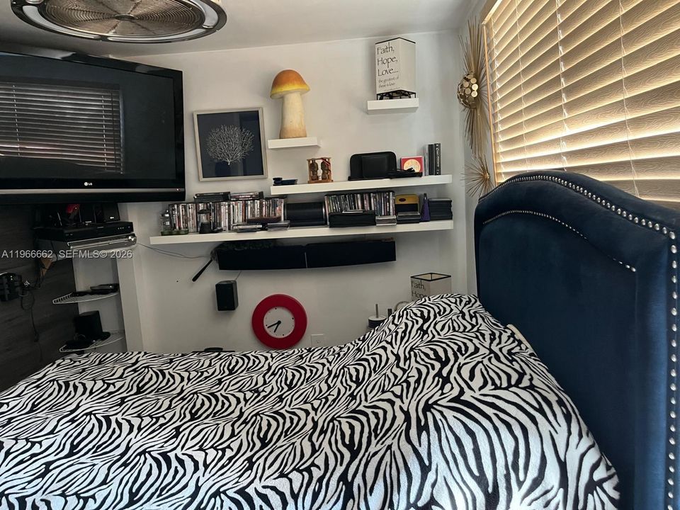 For Sale: $189,000 (2 beds, 1 baths, 640 Square Feet)