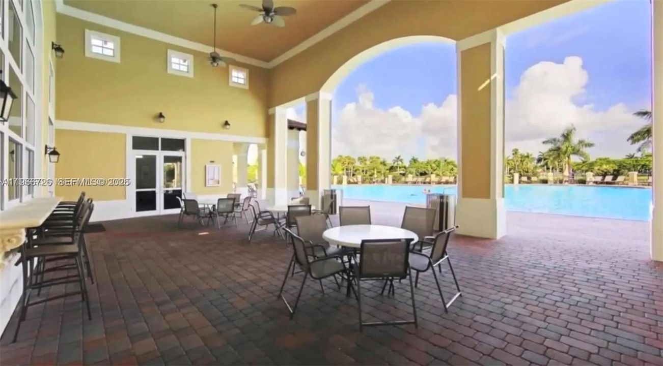 For Sale: $280,000 (2 beds, 2 baths, 817 Square Feet)