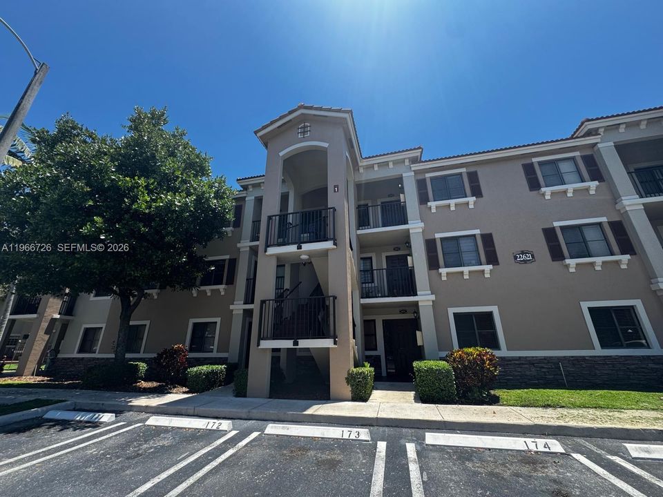 For Sale: $280,000 (2 beds, 2 baths, 817 Square Feet)