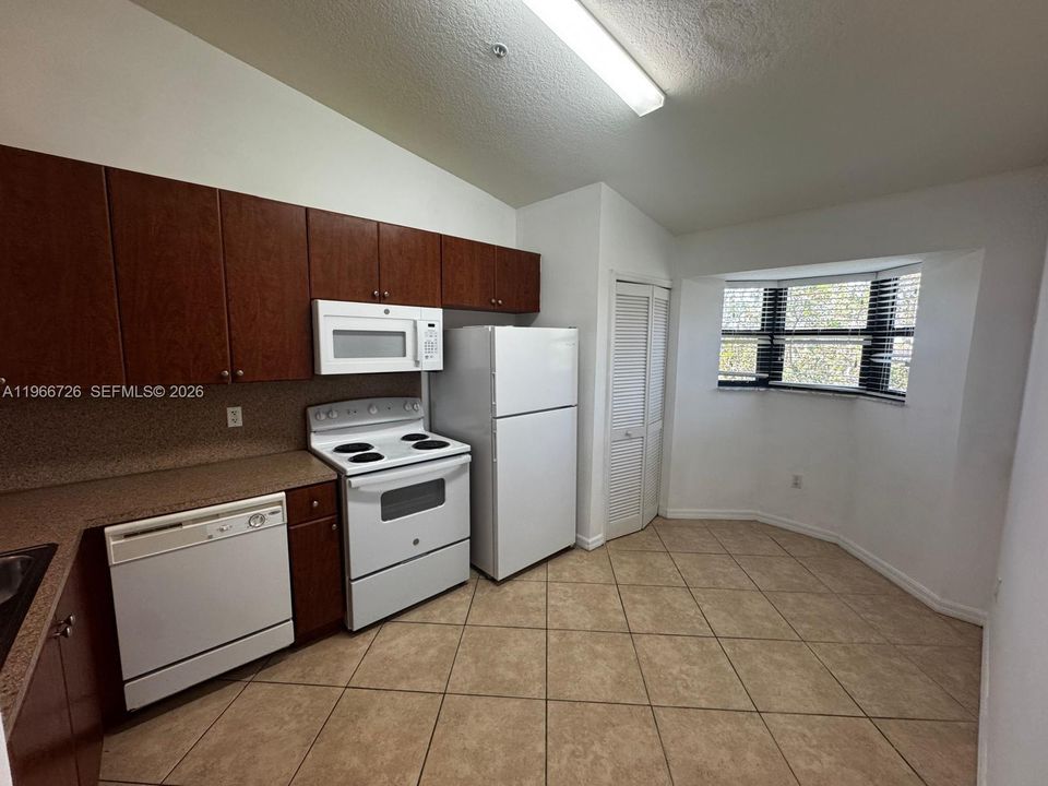 For Sale: $280,000 (2 beds, 2 baths, 817 Square Feet)