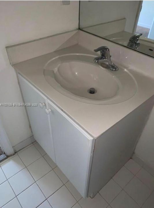 For Sale: $280,000 (2 beds, 2 baths, 817 Square Feet)