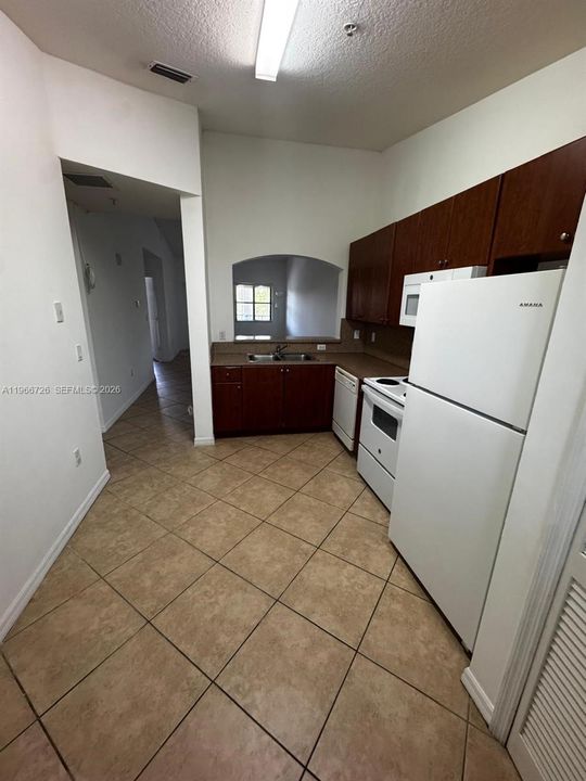 For Sale: $280,000 (2 beds, 2 baths, 817 Square Feet)