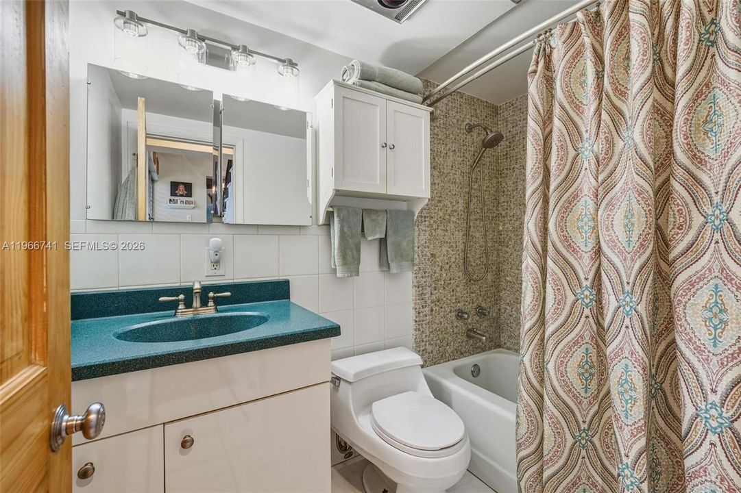 Недавно продано: $1,299,990 (4 спален, 2 ванн, 3003 Квадратных фут)