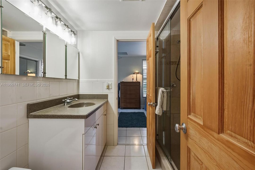 Недавно продано: $1,299,990 (4 спален, 2 ванн, 3003 Квадратных фут)