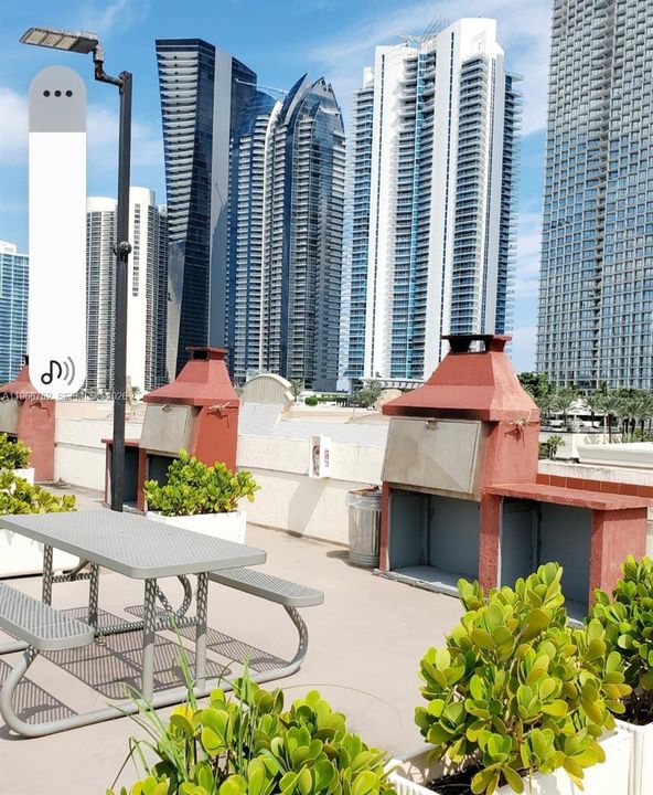 For Sale: $344,000 (2 beds, 2 baths, 988 Square Feet)