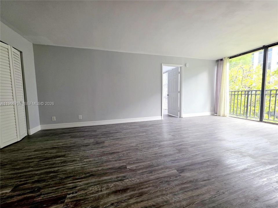 For Sale: $344,000 (2 beds, 2 baths, 988 Square Feet)