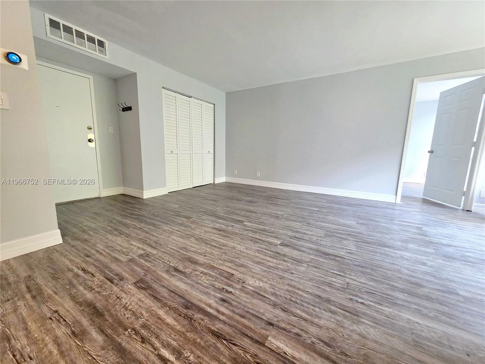 For Sale: $344,000 (2 beds, 2 baths, 988 Square Feet)