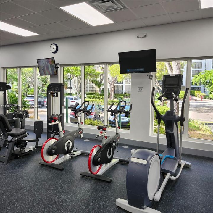 For Sale: $344,000 (2 beds, 2 baths, 988 Square Feet)