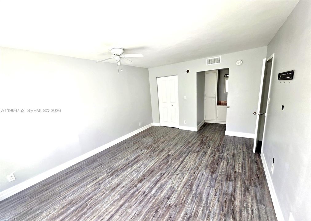 For Sale: $344,000 (2 beds, 2 baths, 988 Square Feet)