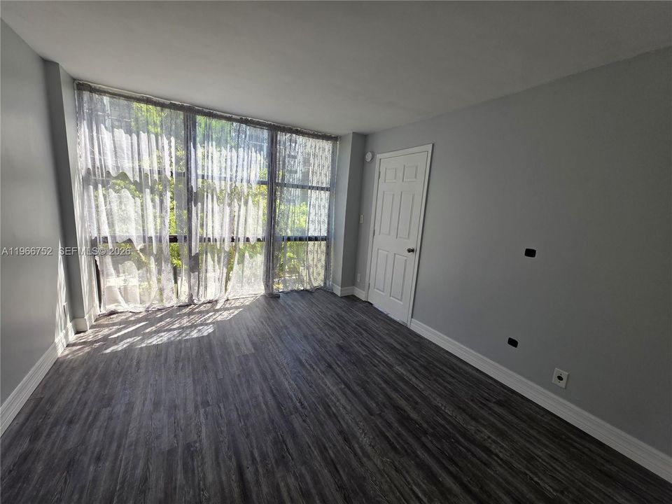 For Sale: $344,000 (2 beds, 2 baths, 988 Square Feet)