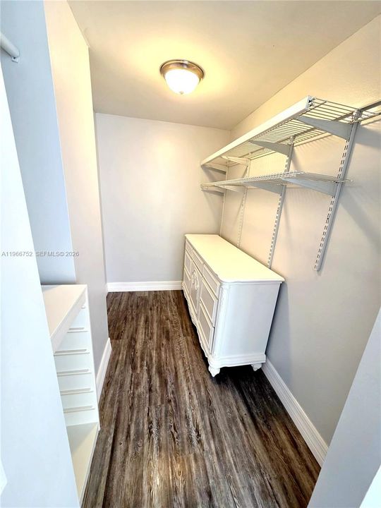 For Sale: $344,000 (2 beds, 2 baths, 988 Square Feet)