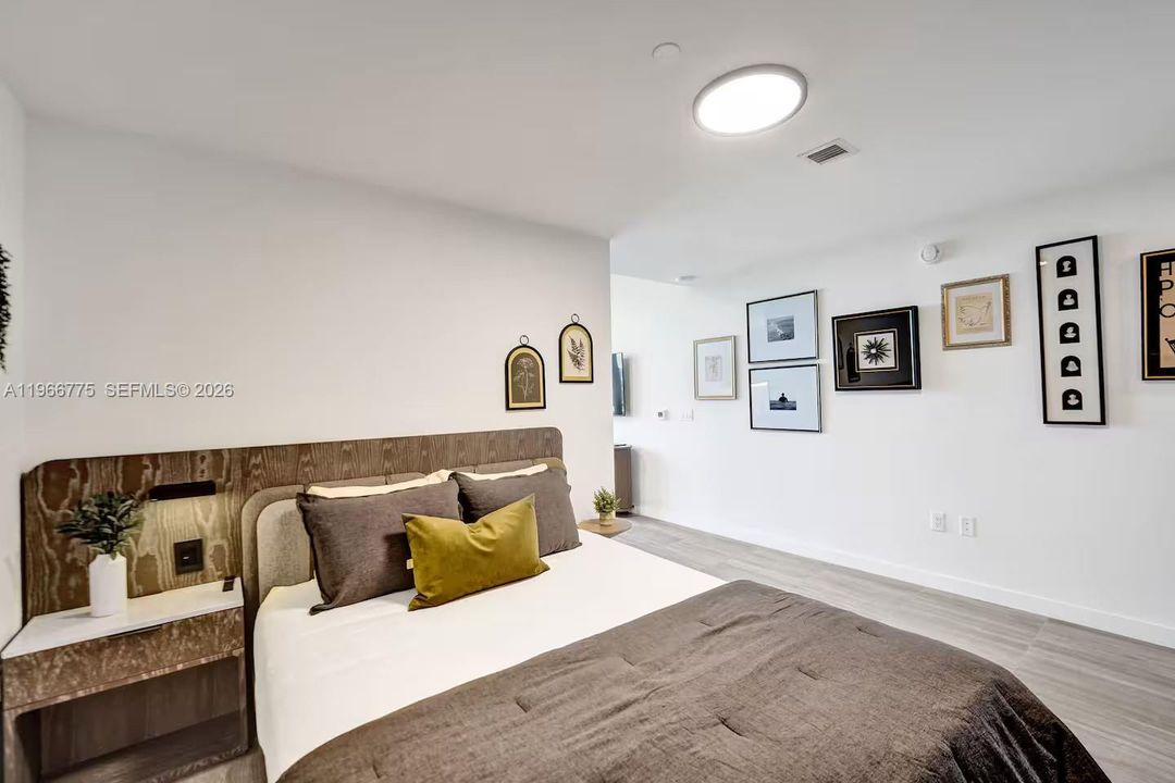 For Sale: $785,000 (1 beds, 1 baths, 488 Square Feet)