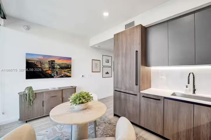 For Sale: $785,000 (1 beds, 1 baths, 488 Square Feet)