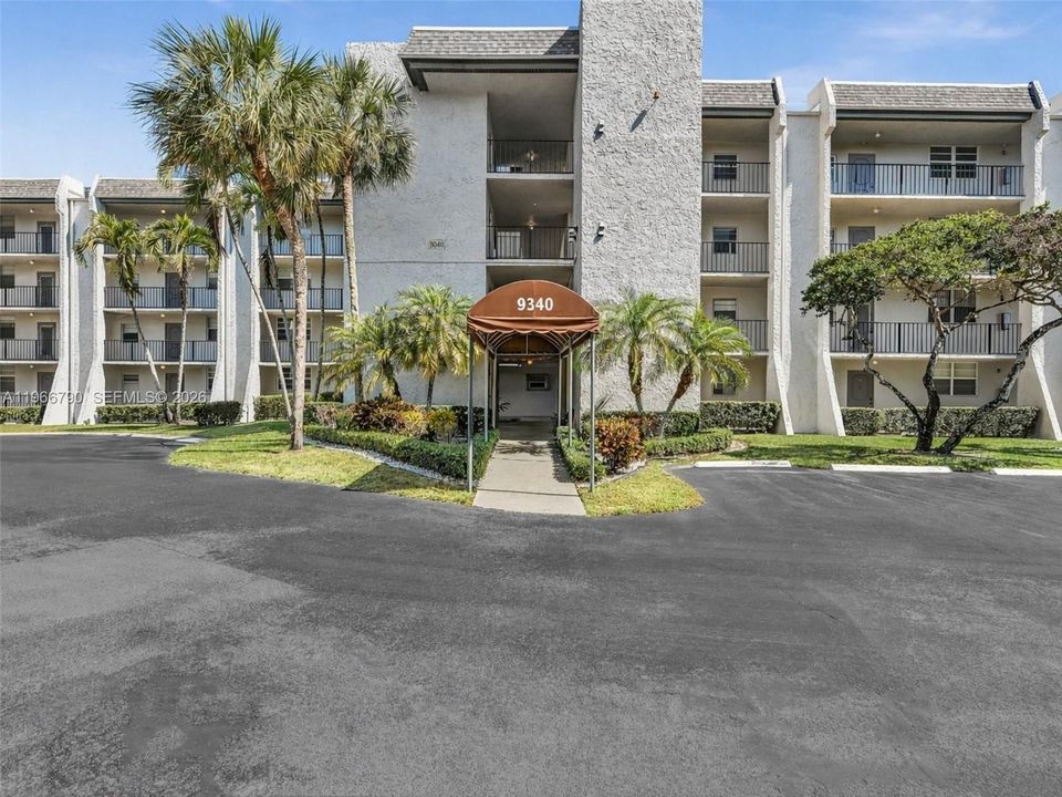 Welcome to 9340 Lagoon Pl, unit #303, Davie!