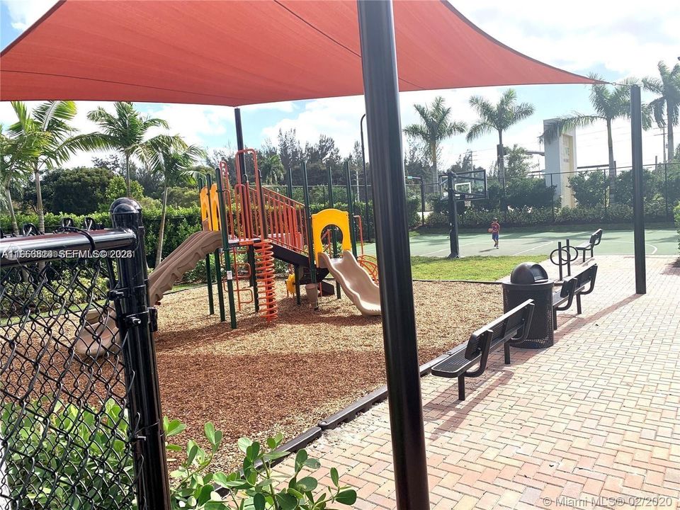 Activo con contrato: $3,450 (3 camas, 2 baños, 1749 Pies cuadrados)